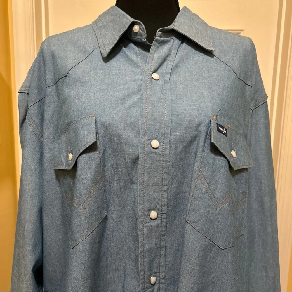 Men’s NWOT Wrangler Light Blue Denim Shirt 100% cotton